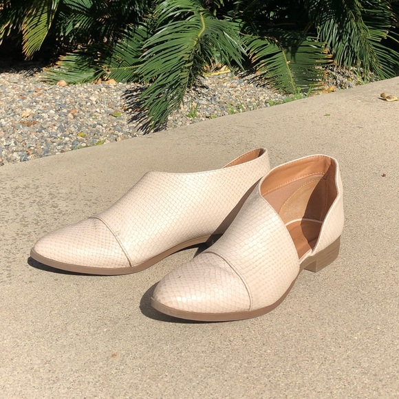 Cream Flats - Picture 1 of 2